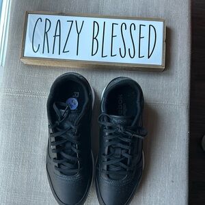 REEBOK WOMAN TENNIS SHOES LIKE NEW SIZE 8 1/2 color black & white